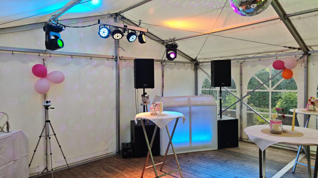 Zeltaufbau mit Lautsprechern, Lichttraverse und beleuchtetem DJ-Pult